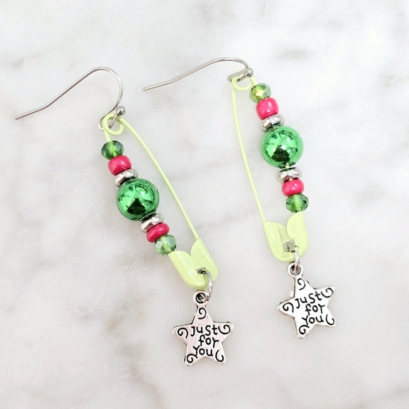Handmade Christmas Earring Punk Rock Safety Pins Stars Crystals Beads - Picture 3 of 3